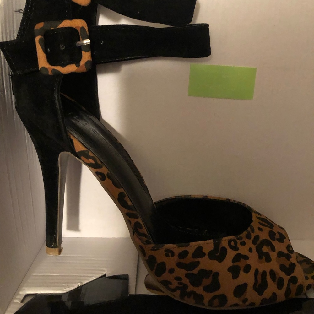 Leopard/Black ankle strap